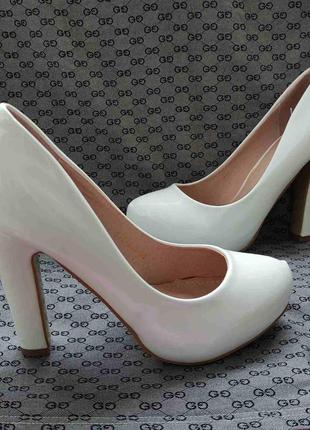 Белые лаковые туфли на каблуке вечерние туфли свадебные туфли выпускные