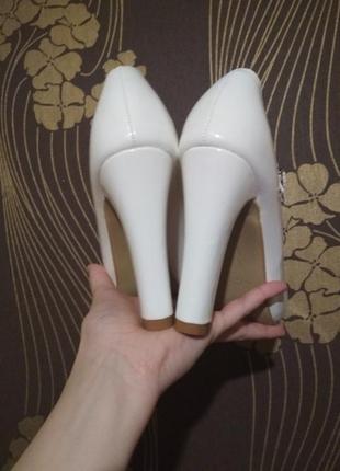 Белые лаковые туфли на каблуке вечерние туфли свадебные туфли выпускные2 фото