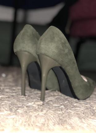 Туфлі на шпильці