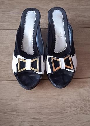 Жіночі шльюпанці.