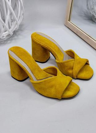 Женские шлёпки на высоком каблуке из натуральной замши жёлто-горчичного цвета4 фото