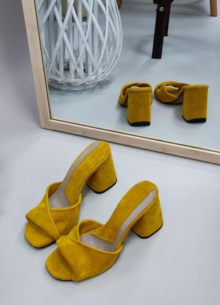 Женские шлёпки на высоком каблуке из натуральной замши жёлто-горчичного цвета3 фото
