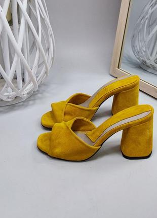 Женские шлёпки на высоком каблуке из натуральной замши жёлто-горчичного цвета1 фото