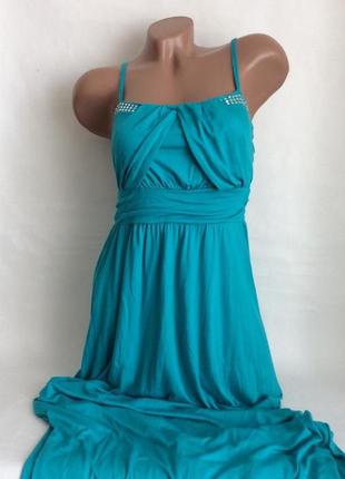 Бирюзовое платье с украшением