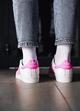 Яркие белые с розовым кеды adidas superstar white pink текстурные кроссовки7 фото