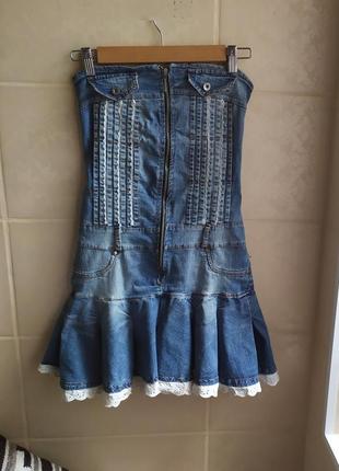 Стильное джинсовое платье с кружевом