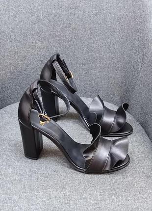 Босоніжки з воланами на зручному каблуку колір на вибір