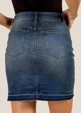 Фирменная джинсовая стрейтчевая мини юбка рваный край dorothy perkins