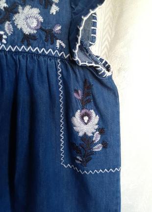 Детское тонкое нарядное джинсовое платье, легкий летний сарафан с вышивкой, вышиванка.8 фото