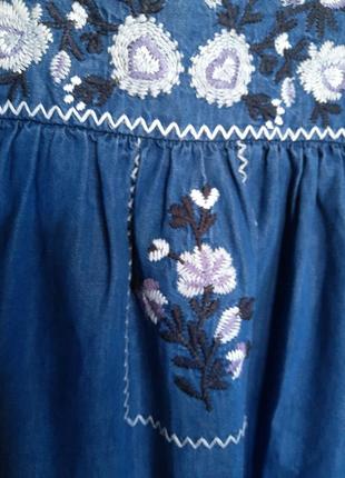 Детское тонкое нарядное джинсовое платье, легкий летний сарафан с вышивкой, вышиванка.6 фото