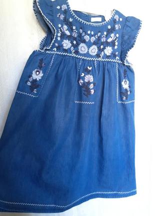 Детское тонкое нарядное джинсовое платье, легкий летний сарафан с вышивкой, вышиванка.3 фото