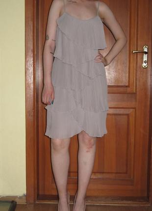Стильне плаття з плісированими воланами в крутому відтінку "тауп"1 фото