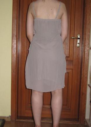 Стильне плаття з плісированими воланами в крутому відтінку "тауп"3 фото