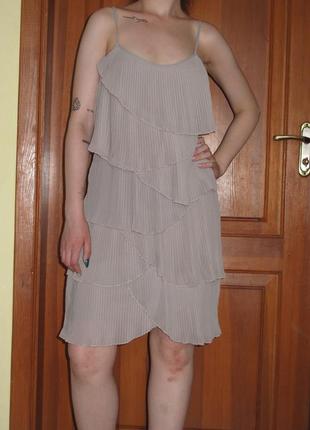 Стильне плаття з плісированими воланами в крутому відтінку "тауп"2 фото