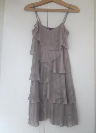 Стильне плаття з плісированими воланами в крутому відтінку "тауп"5 фото