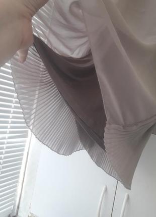 Стильне плаття з плісированими воланами в крутому відтінку "тауп"10 фото