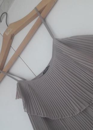 Стильне плаття з плісированими воланами в крутому відтінку "тауп"7 фото