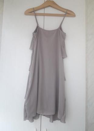 Стильне плаття з плісированими воланами в крутому відтінку "тауп"6 фото