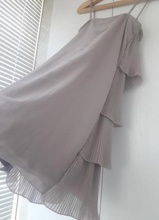 Стильне плаття з плісированими воланами в крутому відтінку "тауп"8 фото