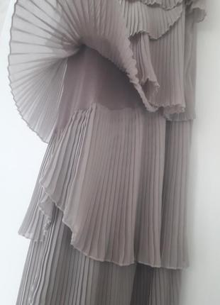 Стильне плаття з плісированими воланами в крутому відтінку "тауп"4 фото