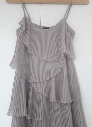 Стильне плаття з плісированими воланами в крутому відтінку "тауп"9 фото