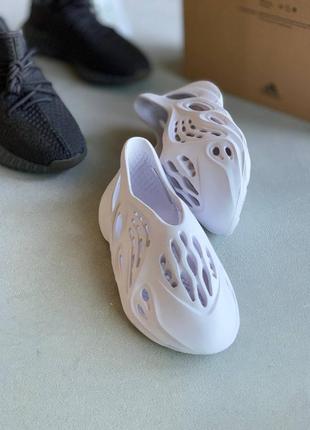 Adidas yeezy foam runner  white женские тапочки адидас ези белые6 фото