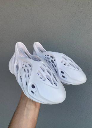 Adidas yeezy foam runner  white женские тапочки адидас ези белые7 фото