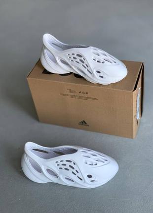 Adidas yeezy foam runner  white женские тапочки адидас ези белые8 фото