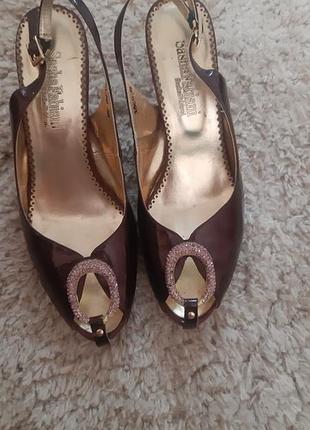 Дуже гарні босоніжки,натуральний лак