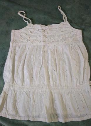 Блузка на бретелях.