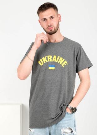 Стильная серая футболка с надписью флагом патриотическая