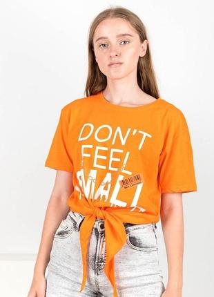 Стильний помаранчевий топ з написом на зав'язках футболка