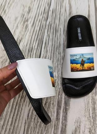 Шльопанці чоловічі шкіряні білі з принтом2 фото