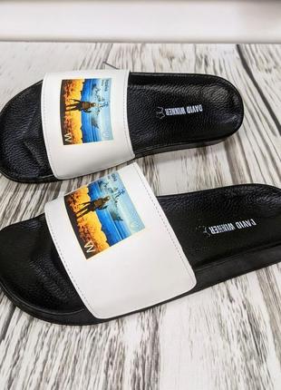 Шльопанці чоловічі шкіряні білі з принтом3 фото