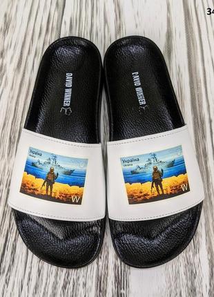 Шльопанці чоловічі шкіряні білі з принтом5 фото