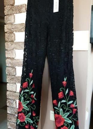 Шикарные чёрные брюки guess с вышивкой. новые оригинал! кружевные размер m (28) / l (29).