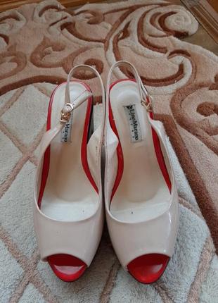 Лакові босоніжки