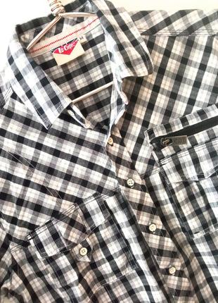 Брендова сорочка з коротким рукавом.