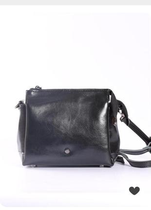 Сумочка на три відділення дуже компактна