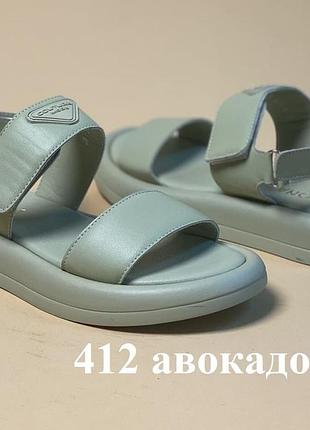 Легкие босоножки с липучками