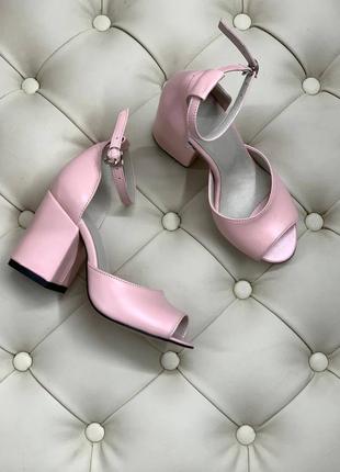 Кожаные нежно-розовые босоножки на удобном каблуке 8 см3 фото