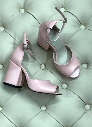 Кожаные нежно-розовые босоножки на удобном каблуке 8 см2 фото
