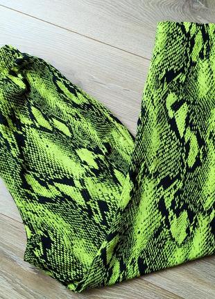 Летние ярко-зеленые брюки,штаны/джогеры.змеиный принт.2 фото