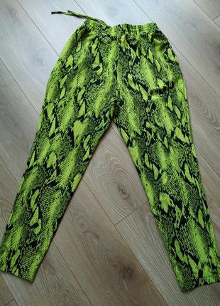 Летние ярко-зеленые брюки,штаны/джогеры.змеиный принт.4 фото