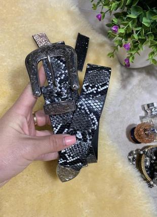 Поясок с красивой пряжкой