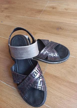 Кожаные босоножки