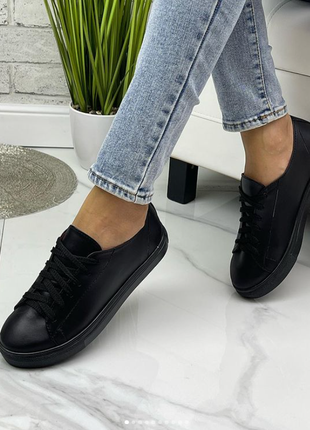 Жіночі шкіряні чорні кросівки
