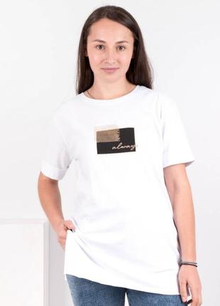 Стильная белая футболка с надписью рисунком оверсайз