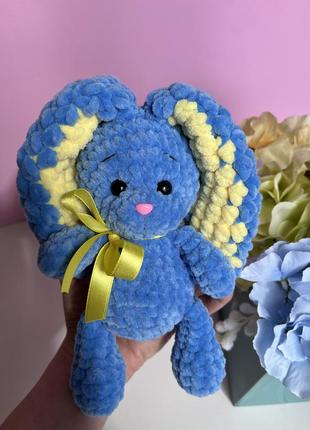 Зайчик патріотичний жовто-синій вʼязаний