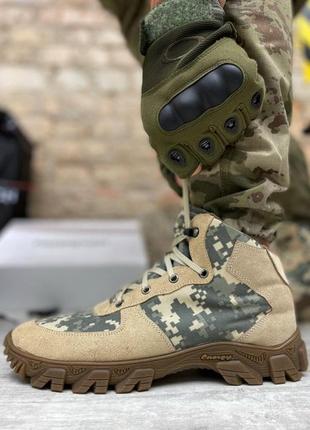 Воєнні кросівки піксель